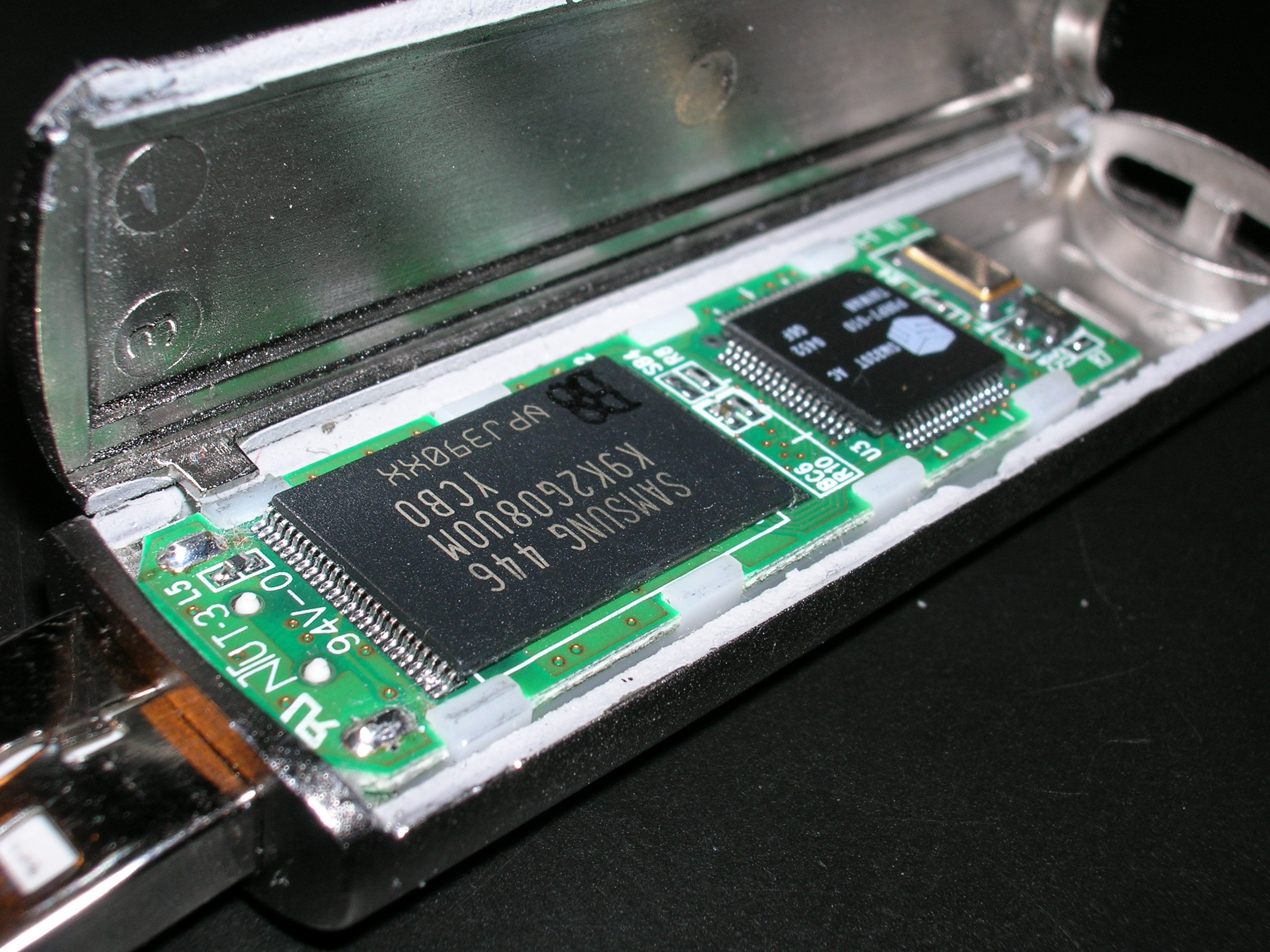 Difference Between Flash Memory and Solid State Drives